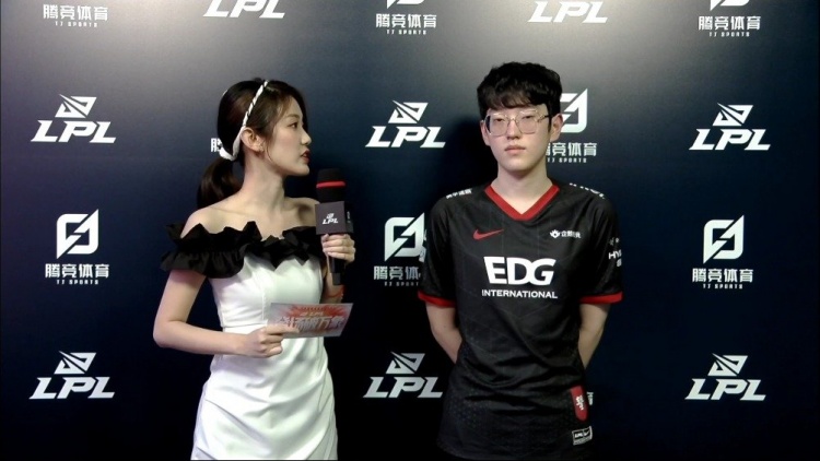 间的情感往 间的情感往