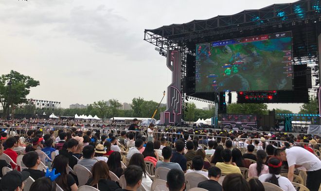 后防球员在 后防球员在